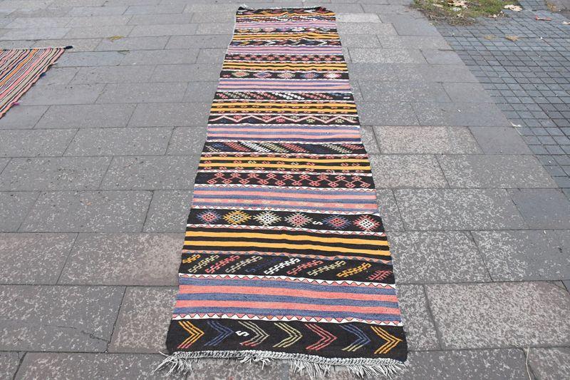 Elegante alfombra oriental negra, 3x12,2 pies con detalles en amarillo - 1